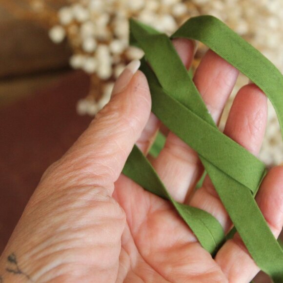 Vintage Green Seam Binding Trim: 1/2" Wide Scroll, 5 Yards - Picture 7 of 10